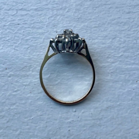 Diamond Ring w. Thin 14K Gold Band - Picture 4 of 9